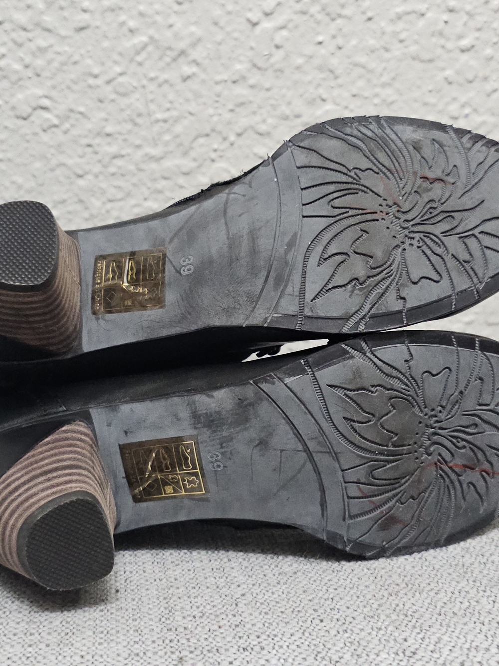 L'Artiste Belgard Black Leather Embossed Floral Ankle Boots - Picture 6 of 11